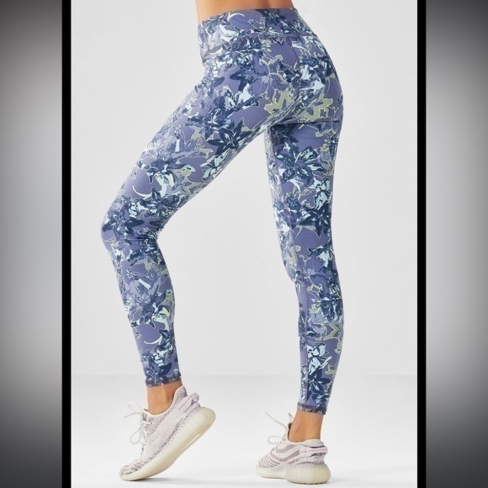Define power hold high waisted 7/8 leggings S Fabletics color linear lily print